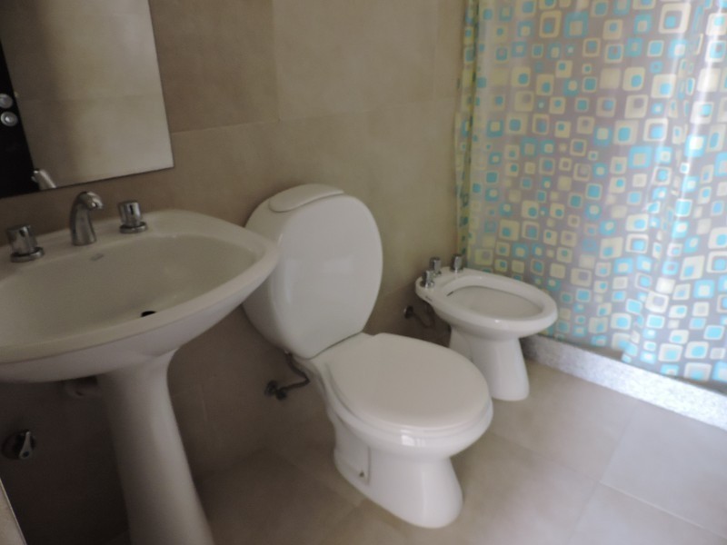 Departamento de 4 dormitorios y dependencia frente a la desembocadura